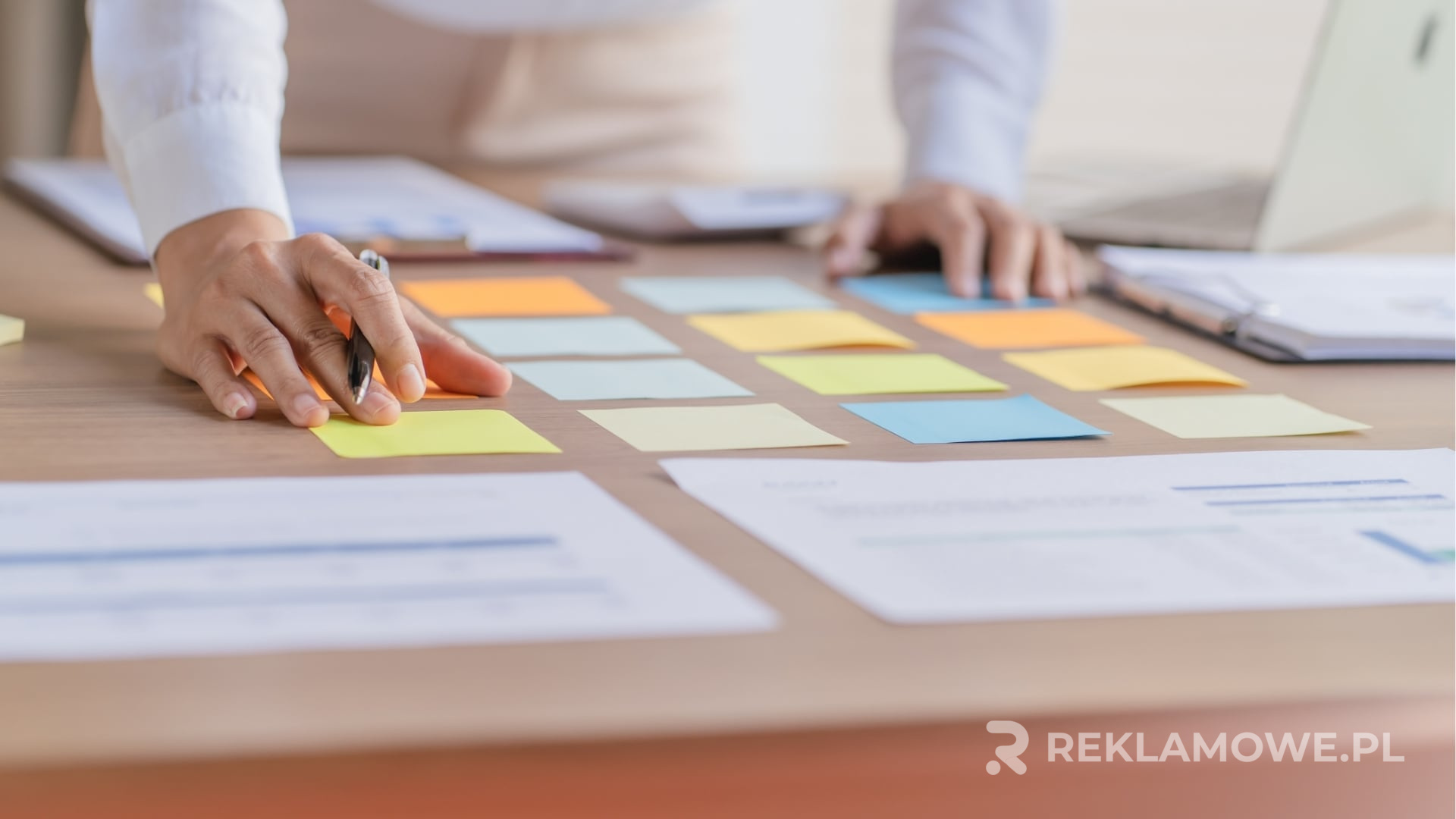 Zdjęcie ilustrujące efektywną kampanię marketingową z użyciem karteczek reklamowych