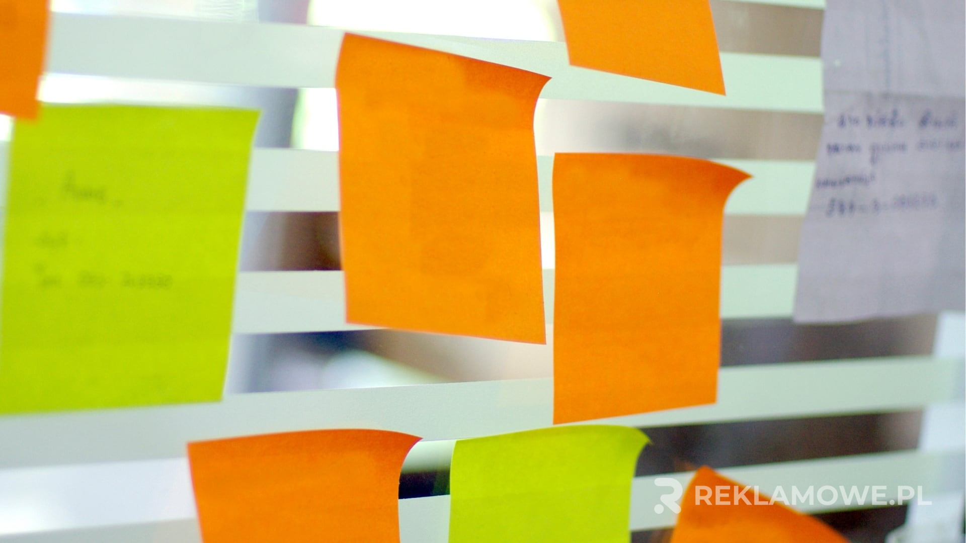 Karteczki reklamowe i ulotki – najważniejsze różnice oraz zastosowania w promocji