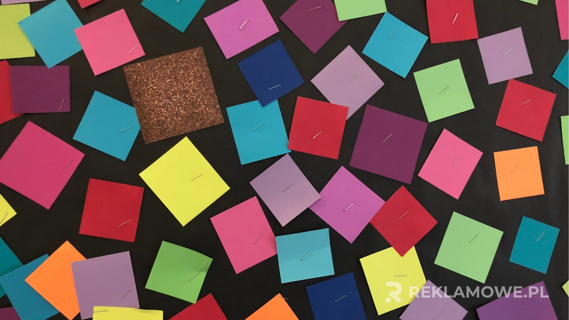 Kolorowe karteczki reklamowe na drewnianym stole