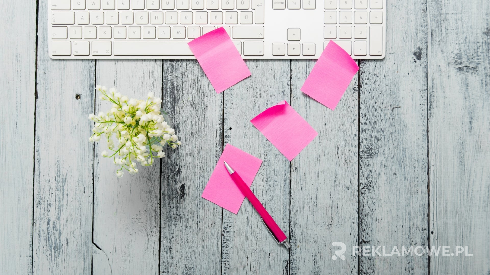 Zaprojektowane karteczki reklamowe przyciągające uwagę