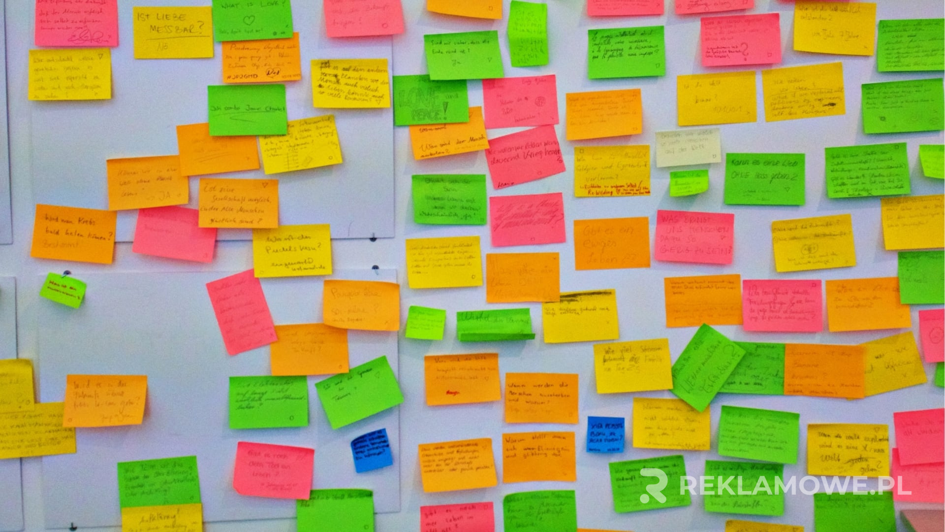 Kolorowe i graficzne karteczki reklamowe