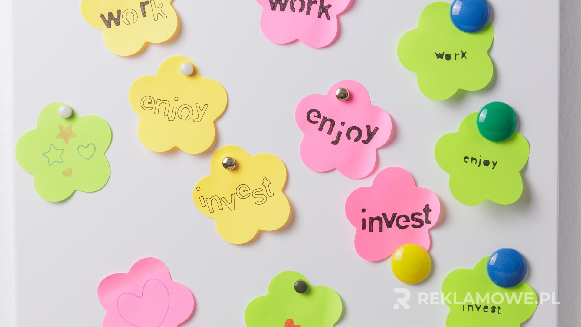 Karteczki reklamowe z logo firmy jako element strategii brandingowej